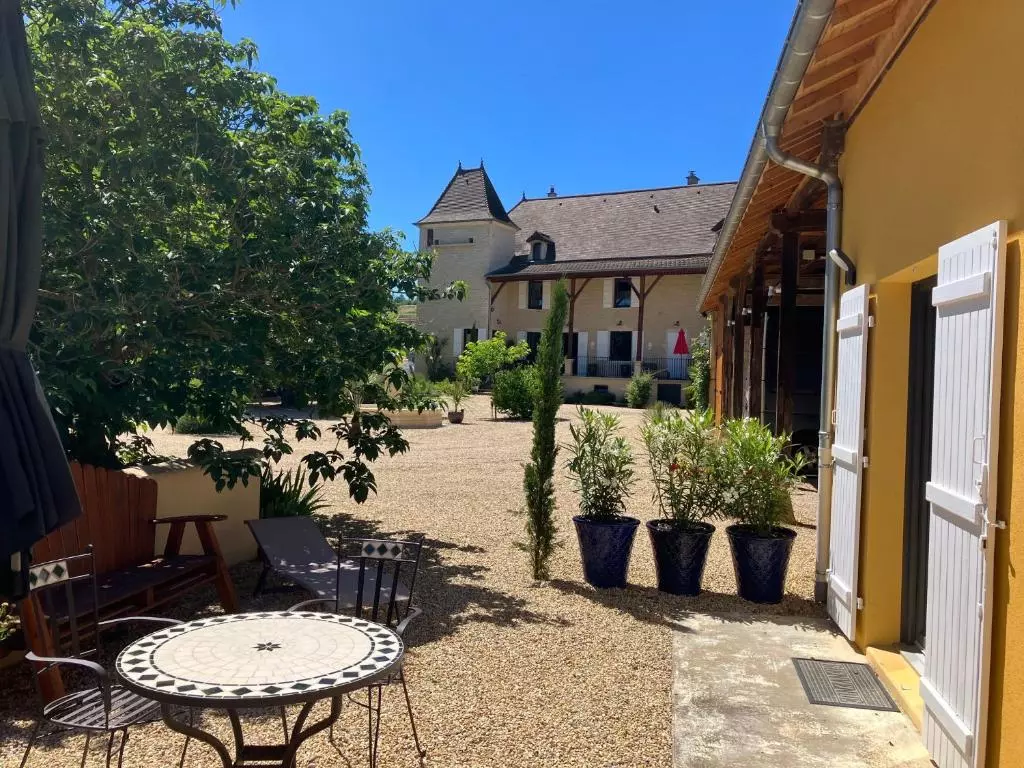 clos-quintaine-gite-arbre-clerge-exterieure.jpg 